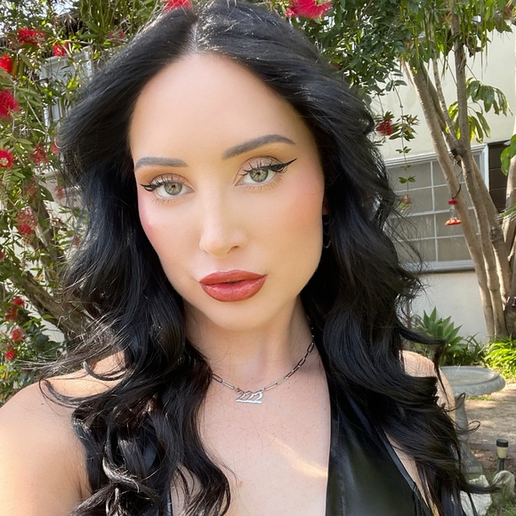 ✨ Meet Your Posher, Taylor! ✨ - Picture 1 of 1